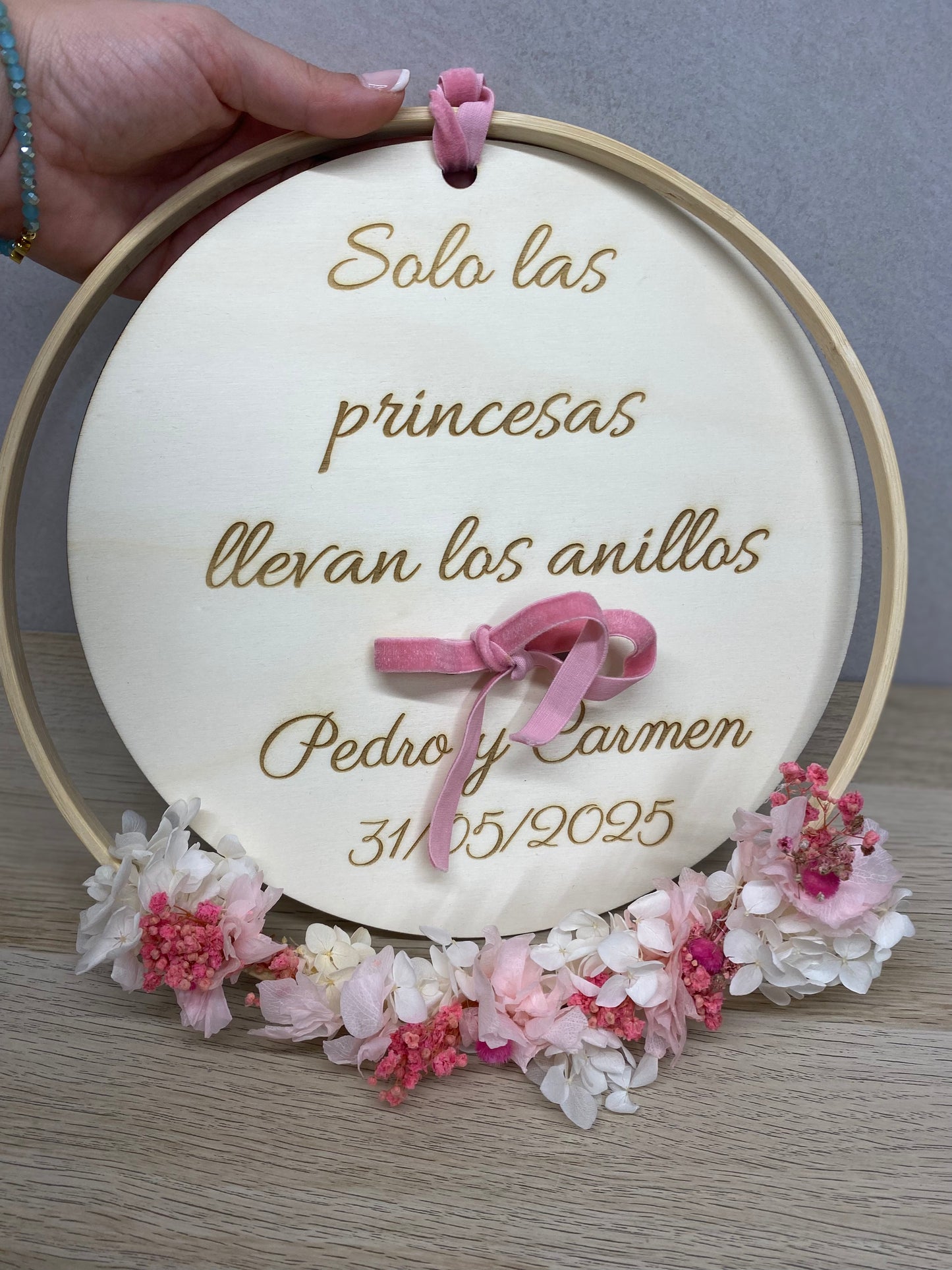 Porta alianzas con flor preservada rosita