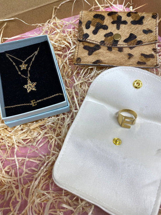 Caja collar, pulsera con inicial, anillo y Monedero