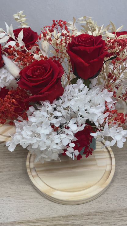Cúpula de flor preservada con dos rosas – Regalo eterno y elegante