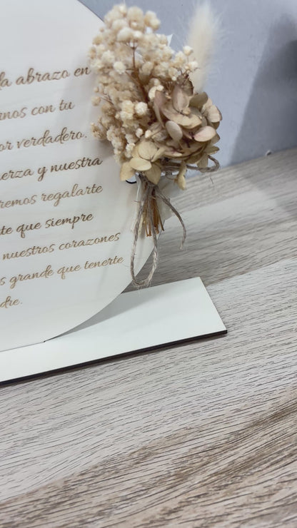 Placa dedicatoria con flor preservada – Regalo personalizado