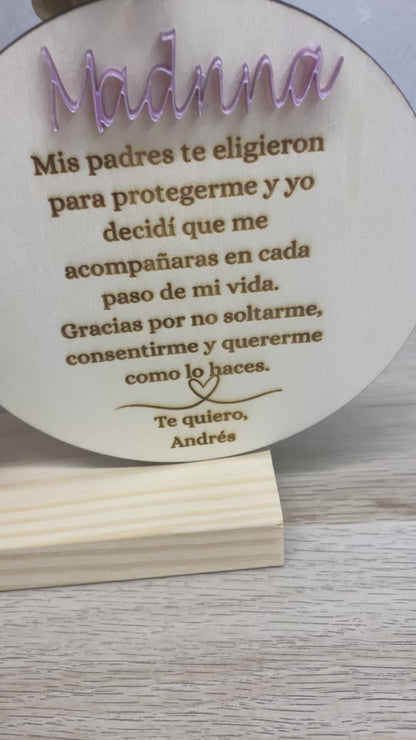 Inicial con flor preservada y placa dedicatoria